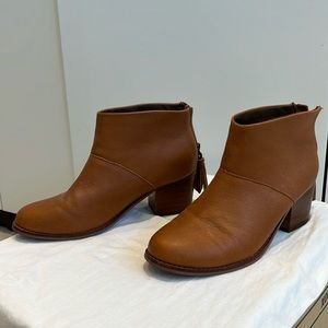 TOMS Women's Ankle Booties Sz 7 Cognac Brown Leather Zip Back Tassel